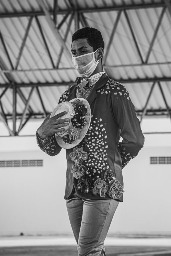 O céu triste e grafitado
Sem cor sem você ao lado
Sobra apenas emoção.
Lima Filho