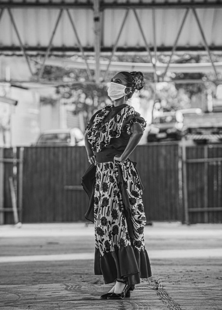 Gira o corpo, cruza o braço ⁣⁣
Bate forte o pé no chão ⁣⁣
Sou a essência do folclore